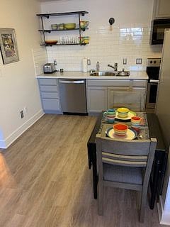 Kitchen/Dining Table