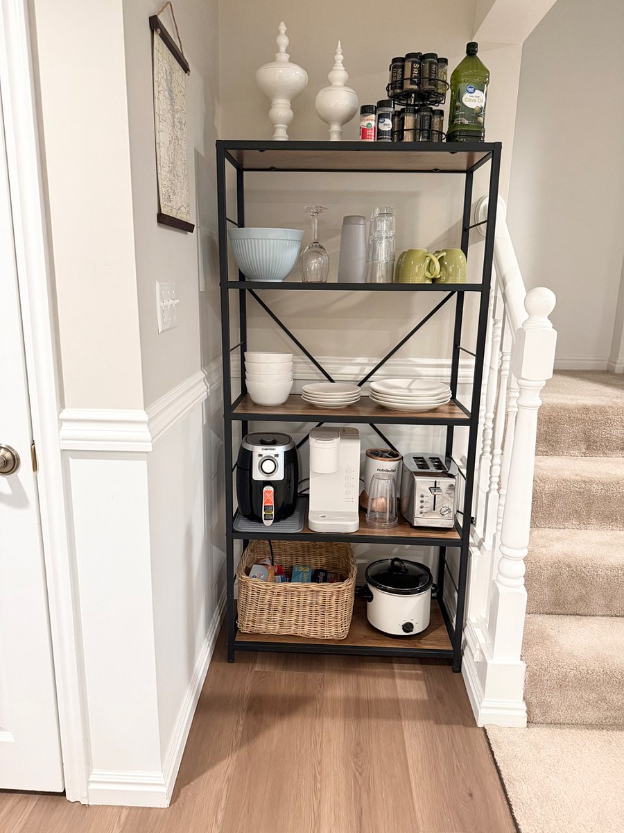 Dishes and kitchen appliances
