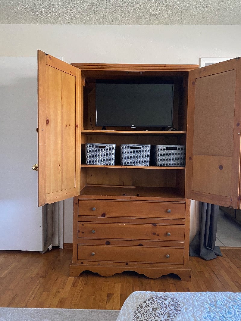 Plenty of drawer space and storage. Smart TV with Hulu Live, Netflix, etc...