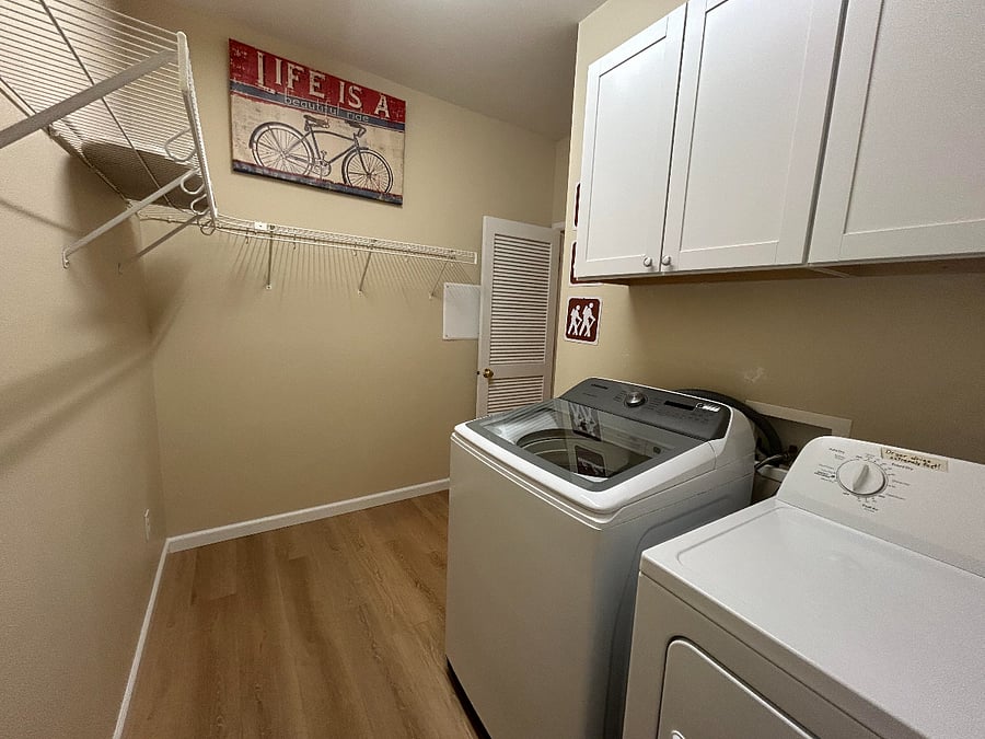 Utility room, clothing rack, 1/2 iron provided