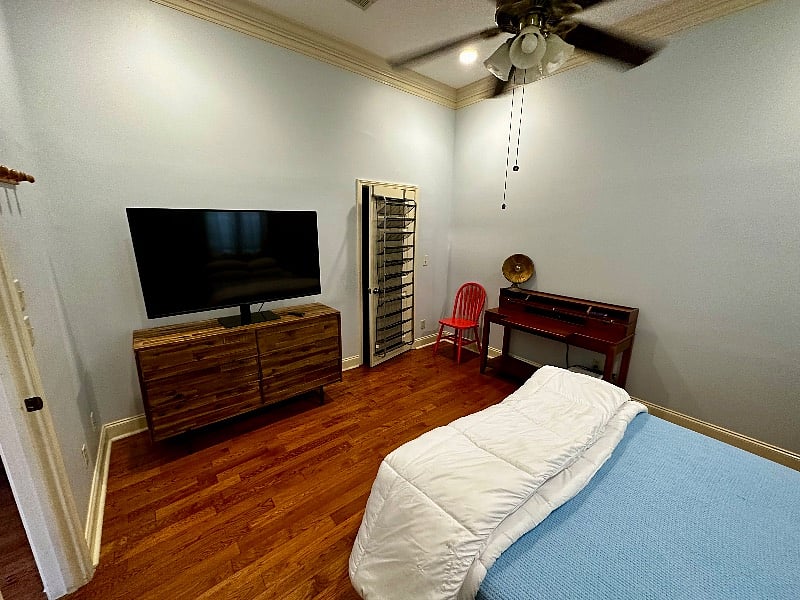 Master Bedroom. Large closet. Smart TV
