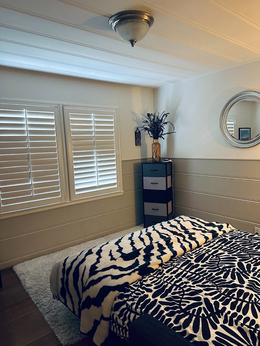 Queen size bed facing beautiful tree lit mountains. Shutters clothes for quiet & darkness.