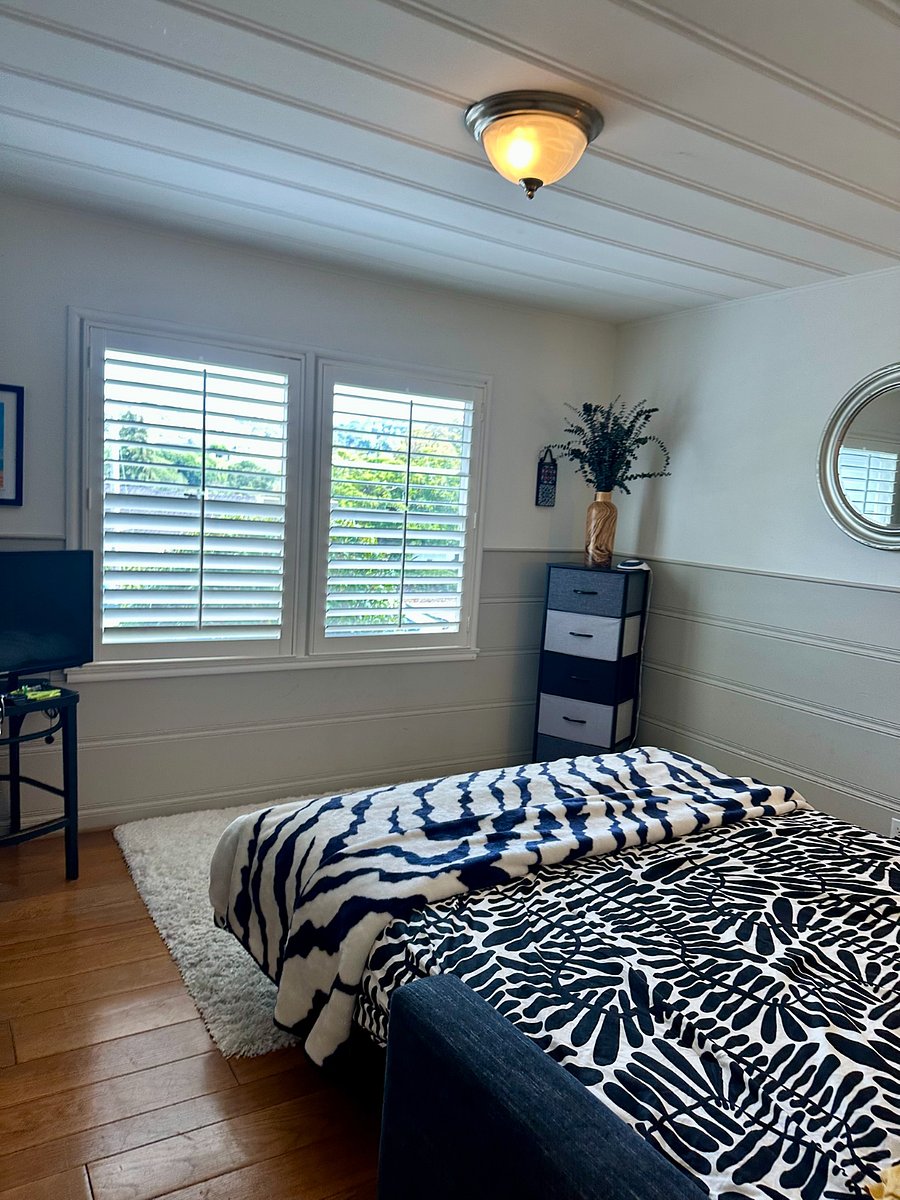 Queen size bed facing beautiful tree lit mountains. Shutters clothes for quiet & darkness.