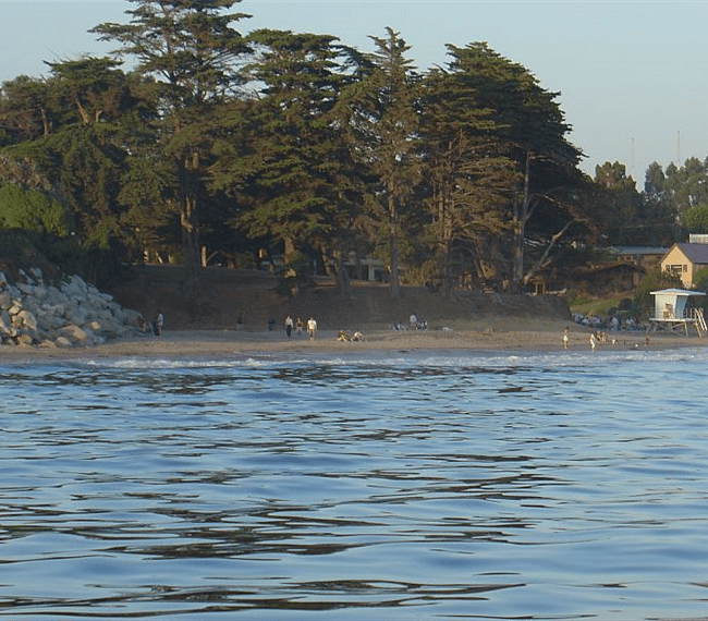 Beach is a 5 minute drive away or a beautiful 15 minute walk to the upper yacht harbor through Arana Gulch