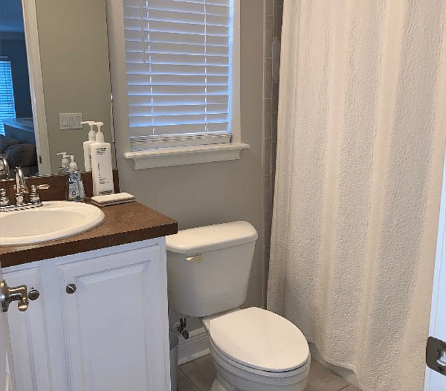 Clean Full Bathroom 