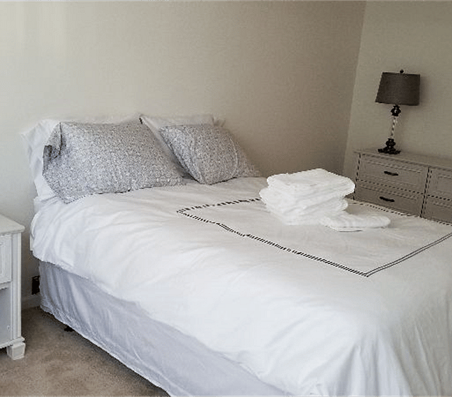 2nd bedroom with queen size bed
