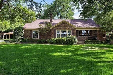Outside View of the Main House in the Property!