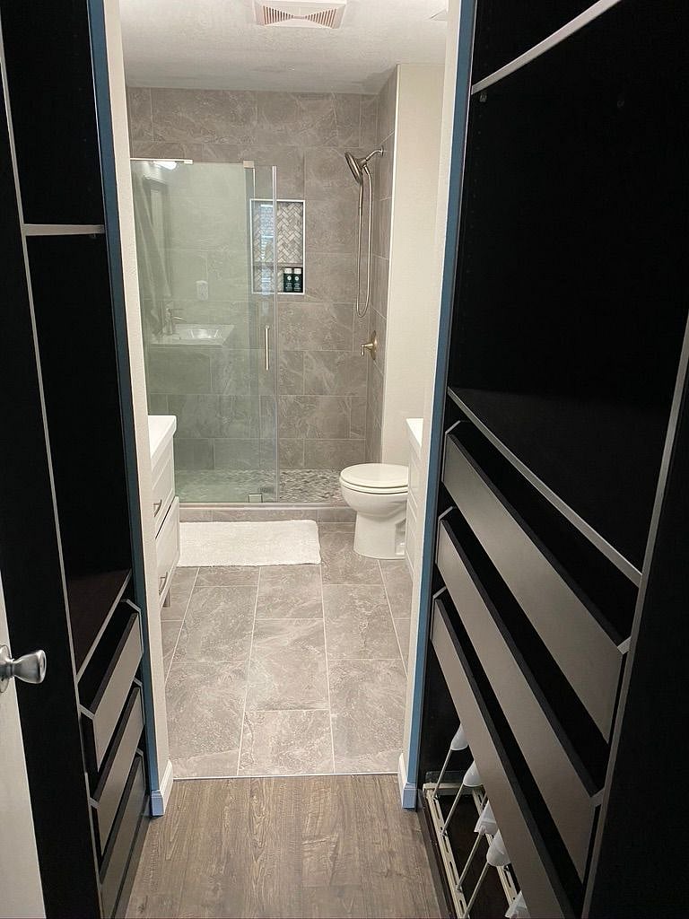 Walkthru closet into master bath