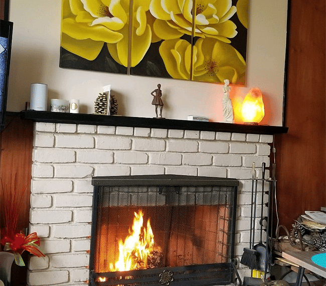 Living room cozy fireplace.