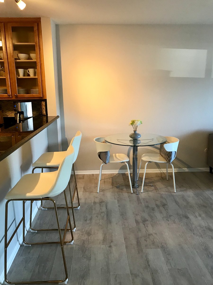 table or bar dining