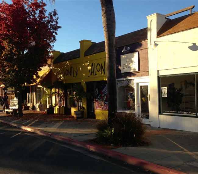 Hip neighborhood of 30th and Adams is right on the corner. Numerous restaurants, coffee shops, exercise studios, convenience stores, salons, etx all are within walking distance.