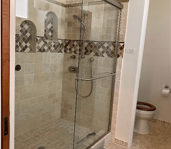 Studio: private shower