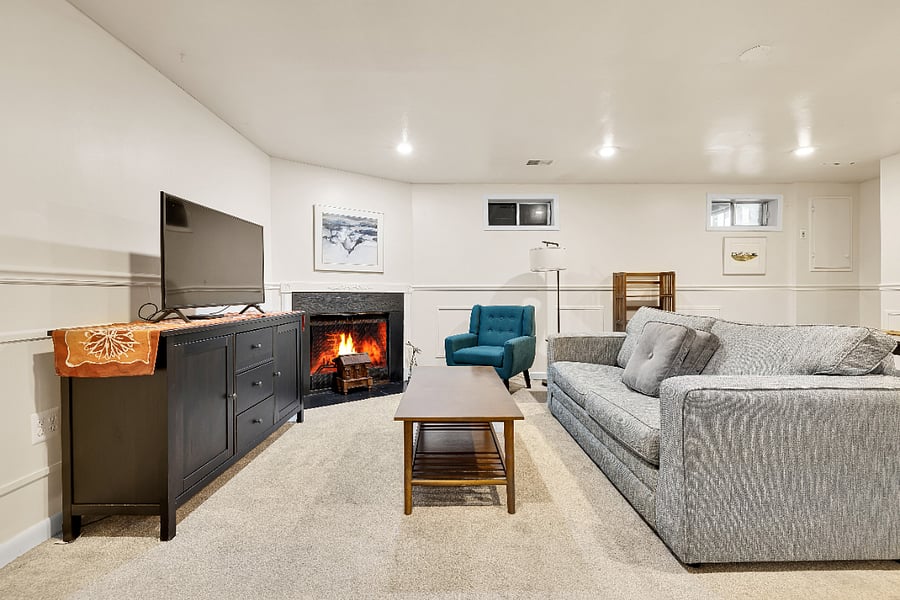 Living area with wireless cable/Fios tv, so you can move anywhere that works for you.