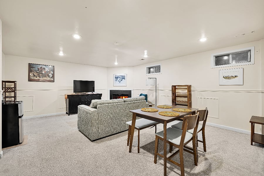 Sizable living and dining area. Wireless cable/fios tv, so you can move the tv anywhere.