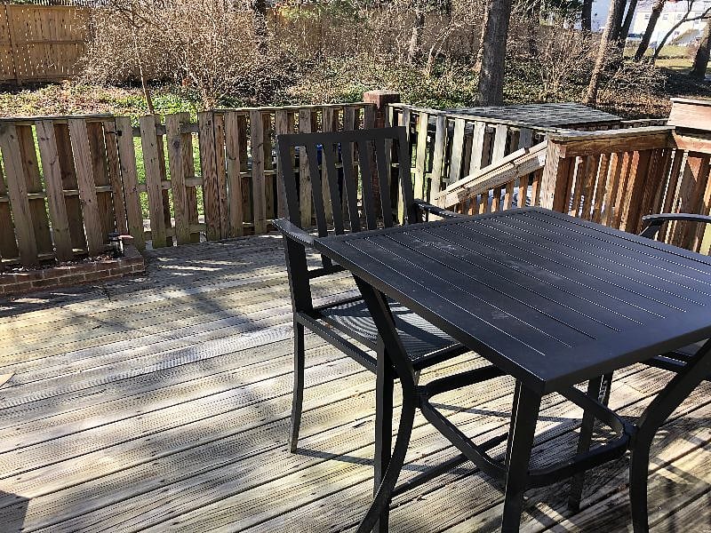 Nice outdoor back yard/patio space.