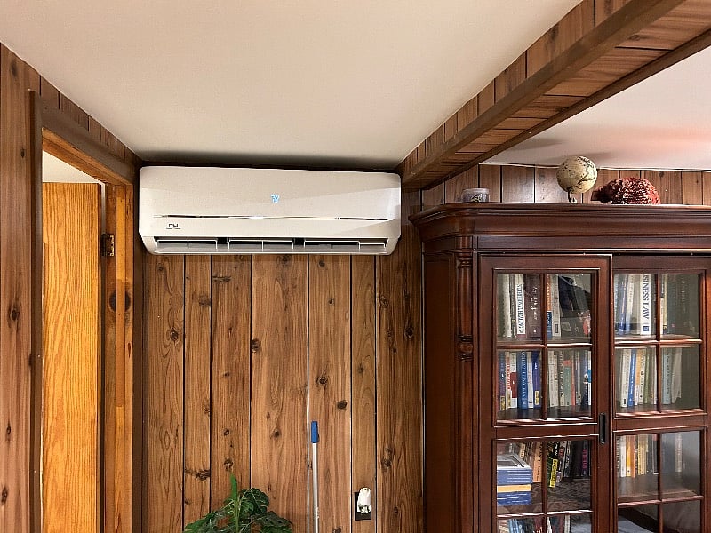 Split unit in bedroom (air conditioning and heating).