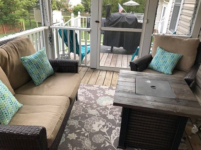 screened in porch
