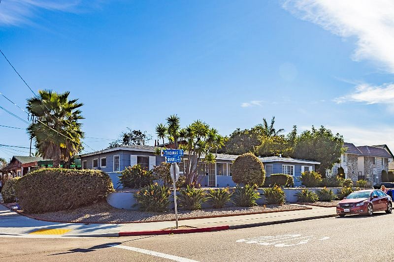 Walking distance from the bay