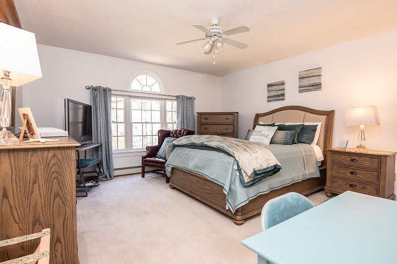 QUEEN SIZE BEDROOM WITH SHARED AND ADJOINED FULL BATH TO LOGANS ROOM 