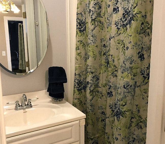 BATHROOM W/SHOWER
