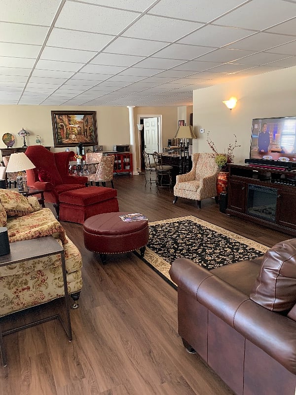 Charming living room with TV & comfy furnitures