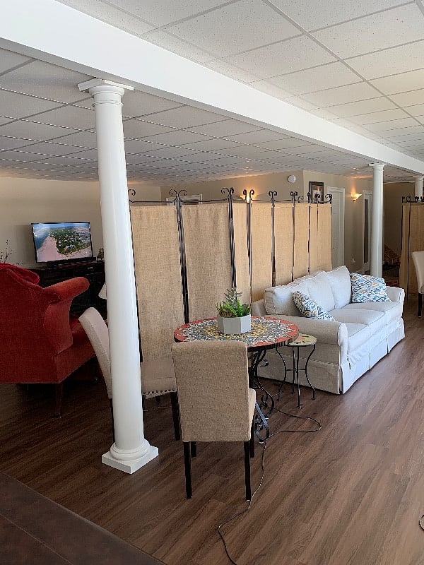 Charming living room with TV & comfy furnitures