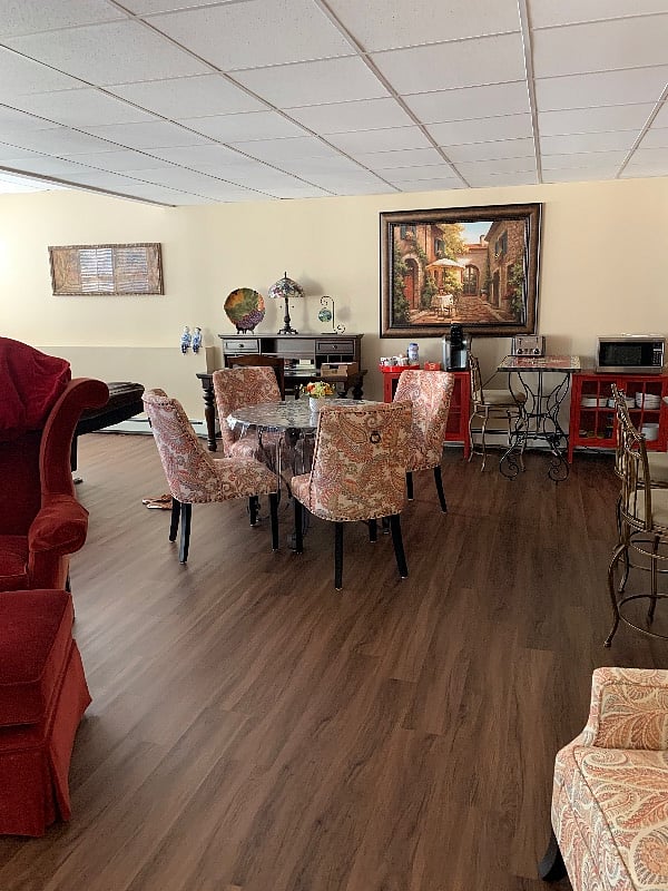 Charming living room with TV & comfy furnitures
