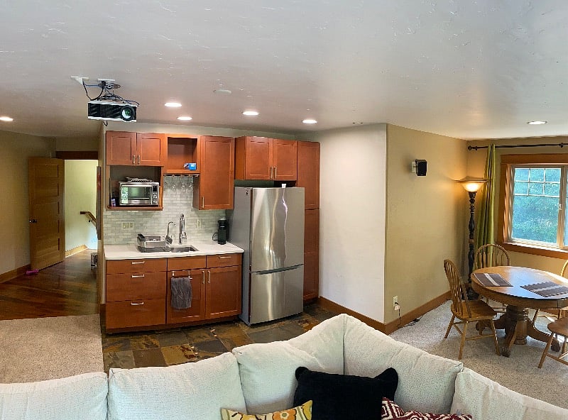 Option to use mini kitchen upstairs or big kitchen downstairs