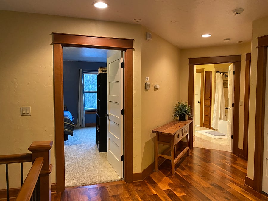 Bedrooms are separated by the bathroom in the middle