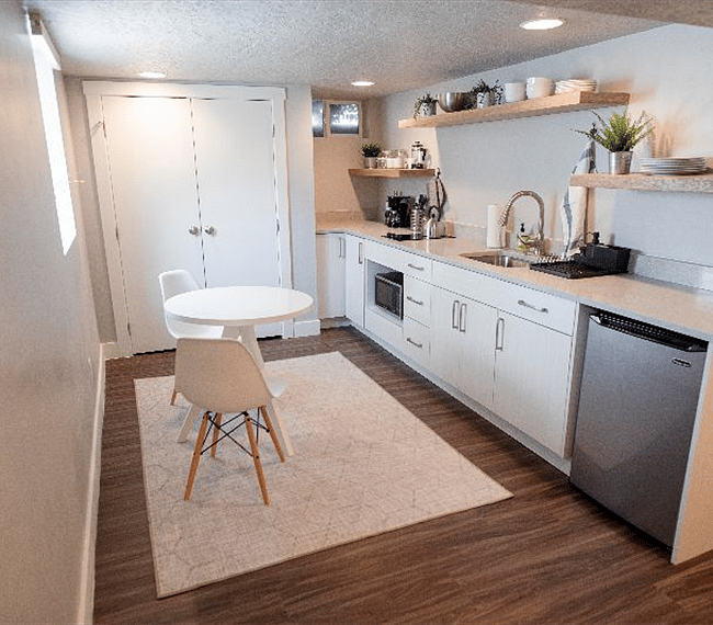 Full equipped kitchen with dining area