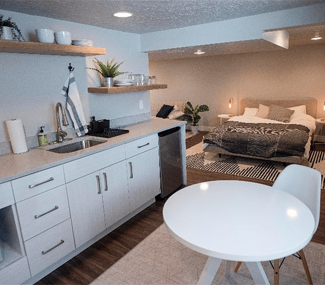 Full equipped kitchen with dining area