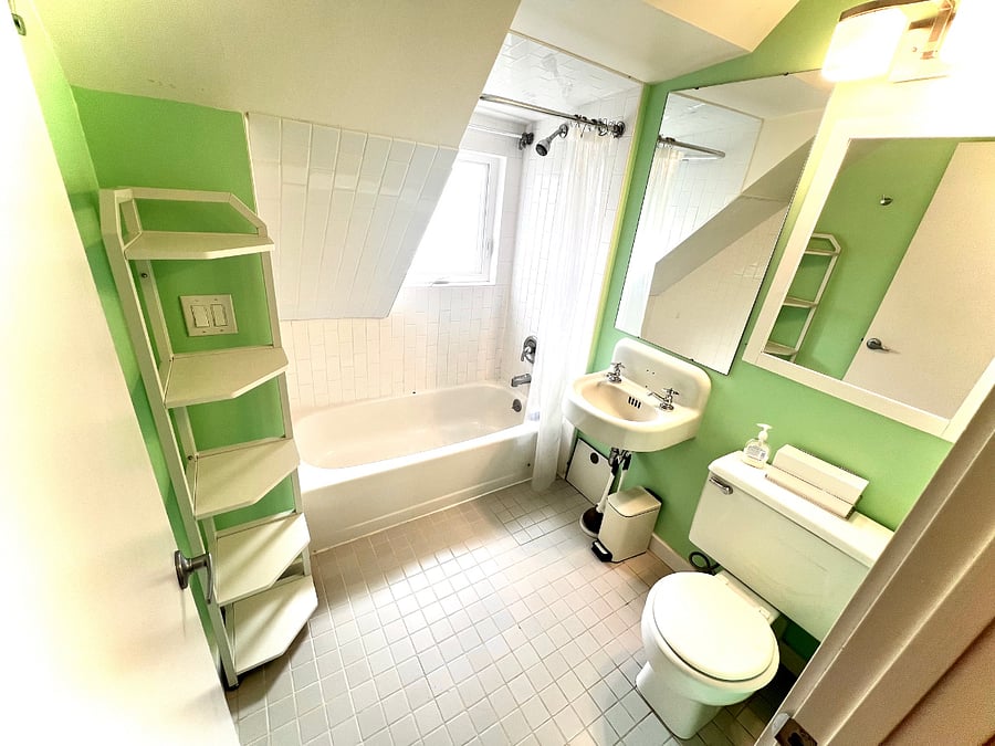 Bathroom w/ Tub