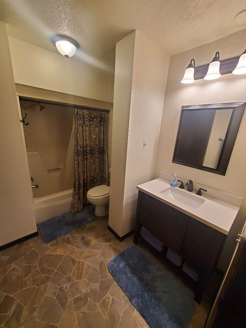 KP101APT1 - Full bathroom with linens