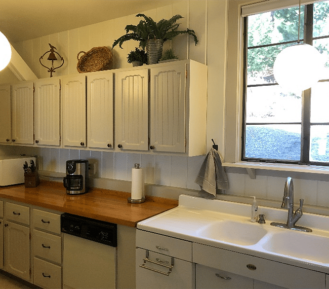Lots of kitchen cupboards