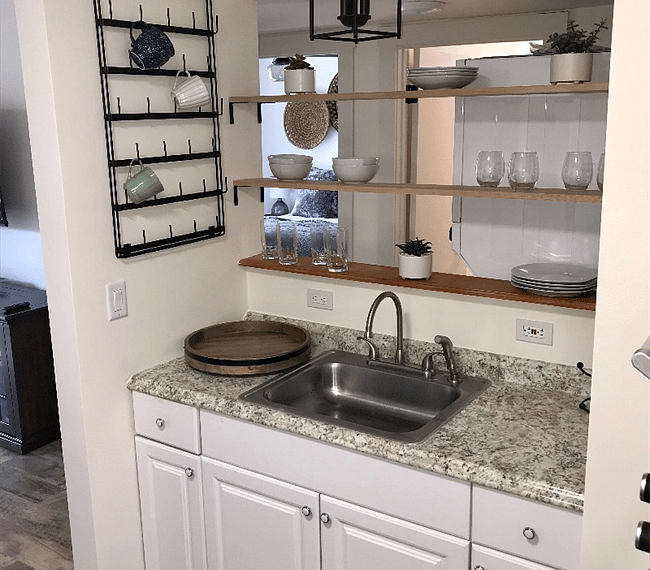 Fully equipped kitchen with kitchen ware