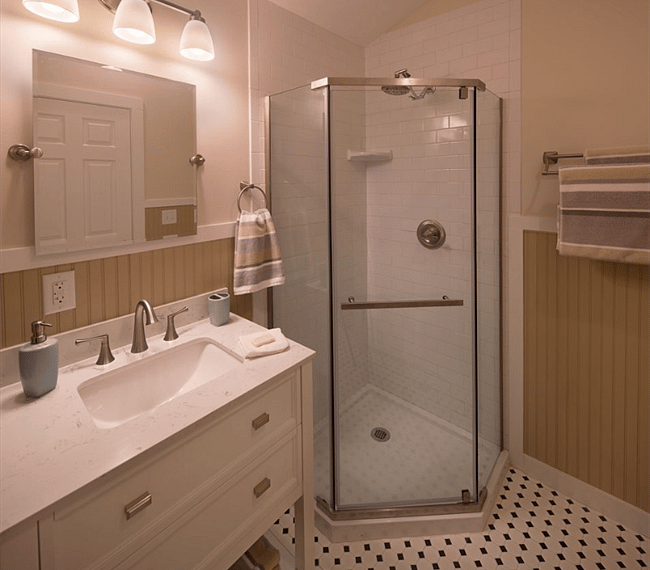 Full bathroom with towels provided.