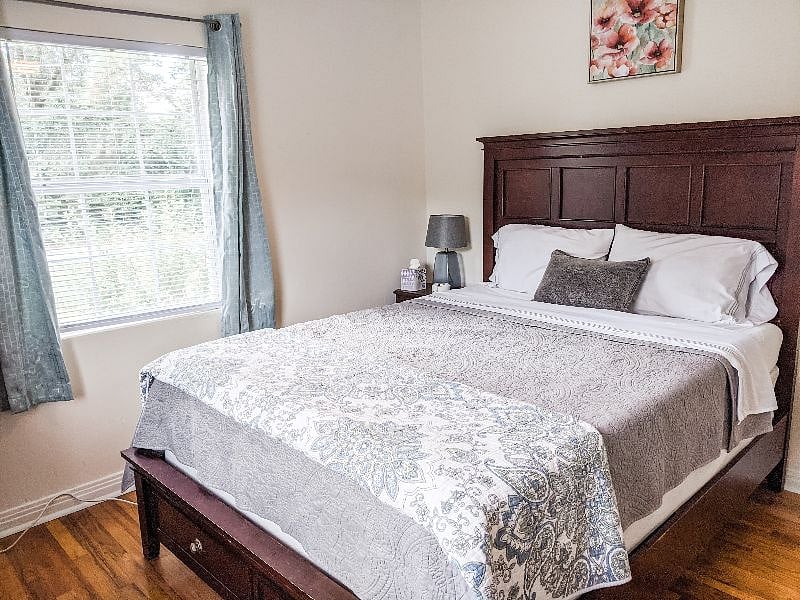 Back bedroom has a queen sized Casper mattress.