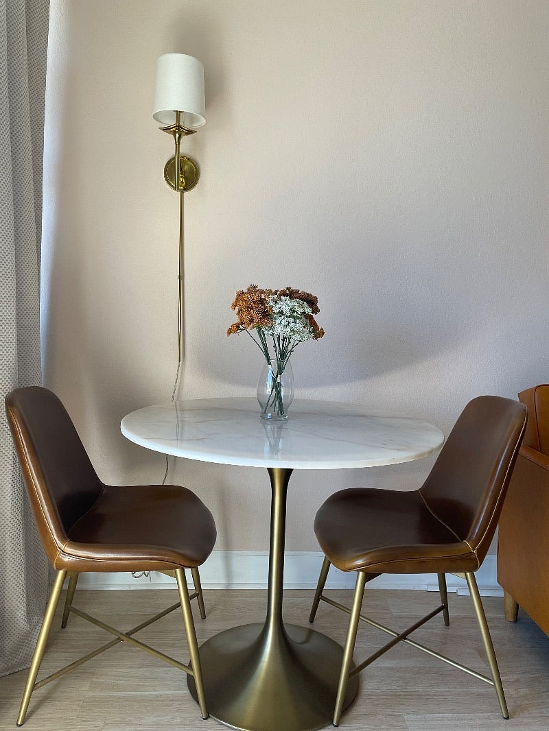 Cozy place for dinning, coffee or some wine.