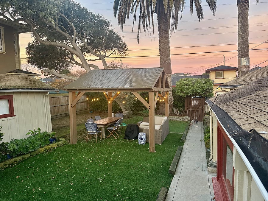Shared courtyard with sting lights for a relaxing and special ambiance between the two cottages