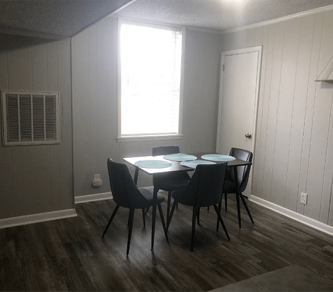 Dining room with rectangle table & 4 spots