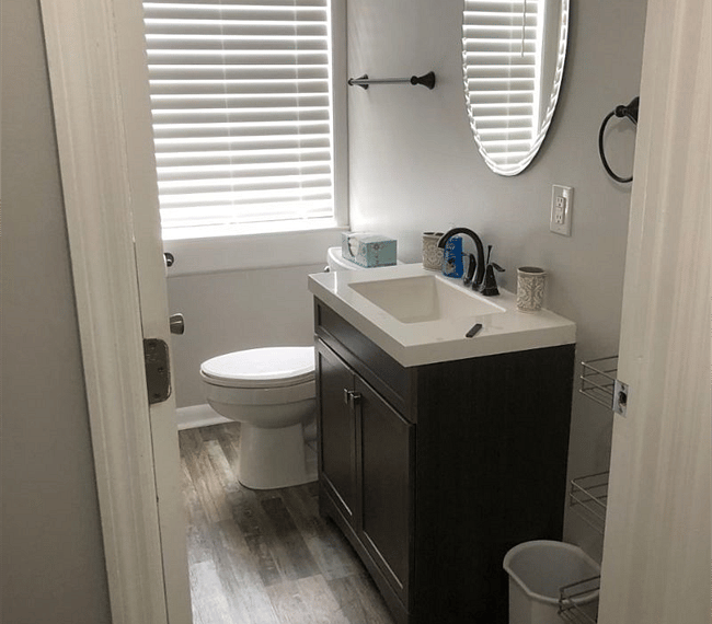 Charming full bathroom with mirror