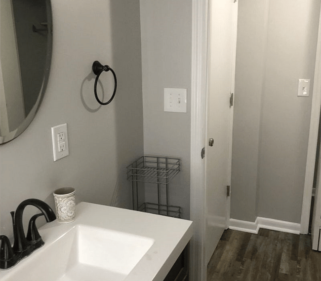 Charming full bathroom with mirror