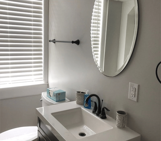Charming full bathroom with mirror