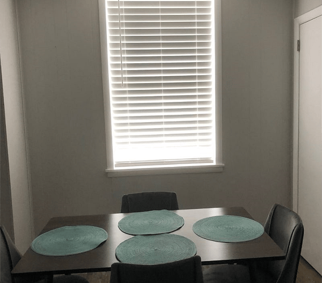 Dining room with rectangle table & 4 spots