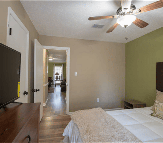 2nd cozy bedroom with queen sized bed, drawers & TV