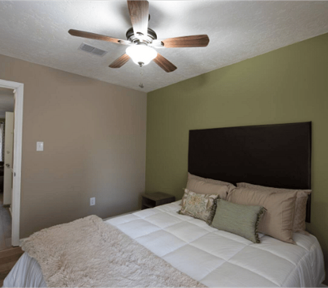 2nd cozy bedroom with queen sized bed, drawers & TV
