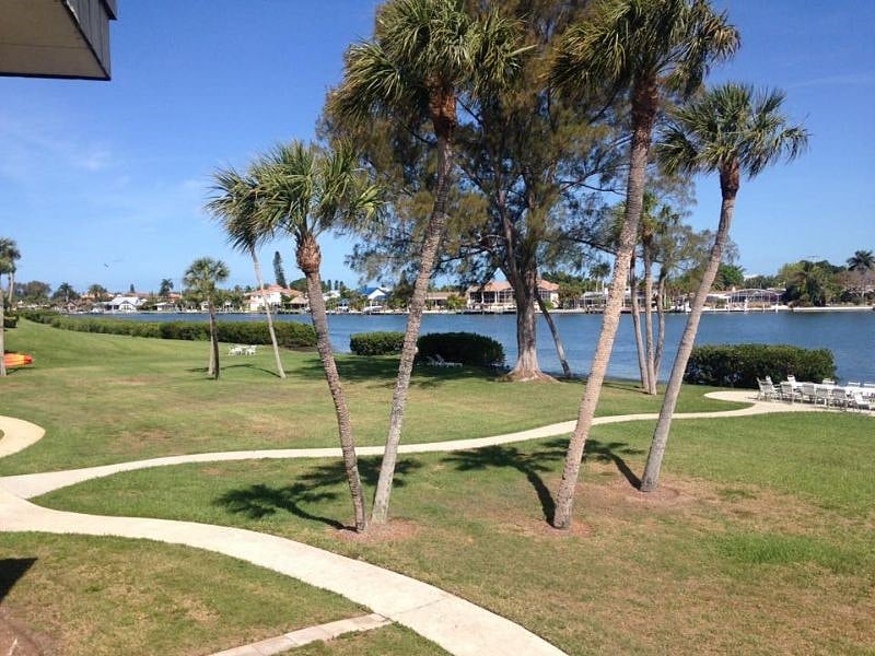 Stroll next to the water