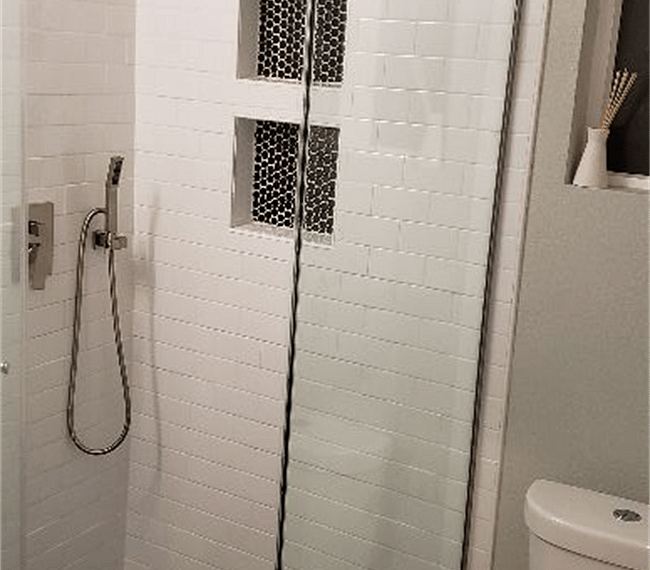 Spacious 12" rain shower head for a relaxing and luxurious experience and handheld shower head. Shampoo and body wash provided.