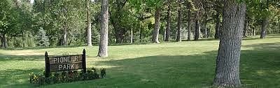 Billings' beautiful Pioneer Park less than a half mile away and provides for walks, picnics, tennis and frisbee golf as well as sledding in the winter
