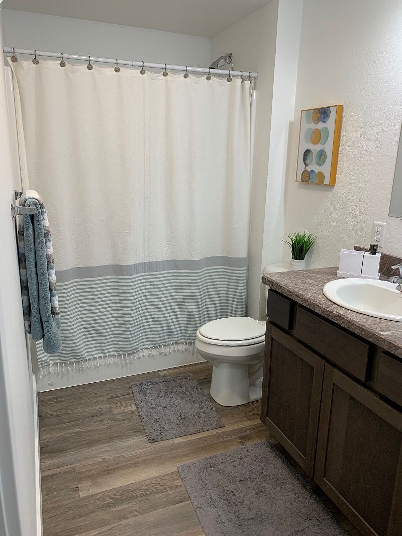 Spacious bathroom with plenty of new linens supplied